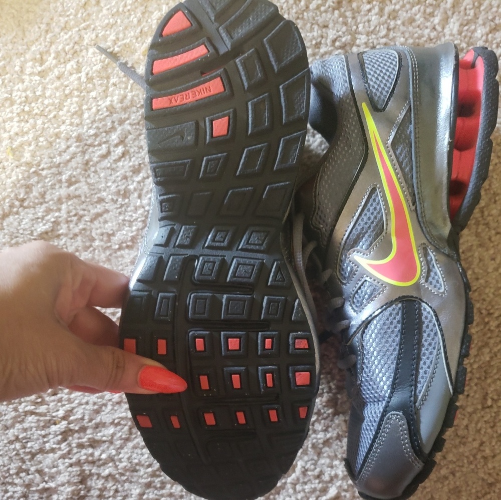 Women's Sz8.5 Nike Reax!